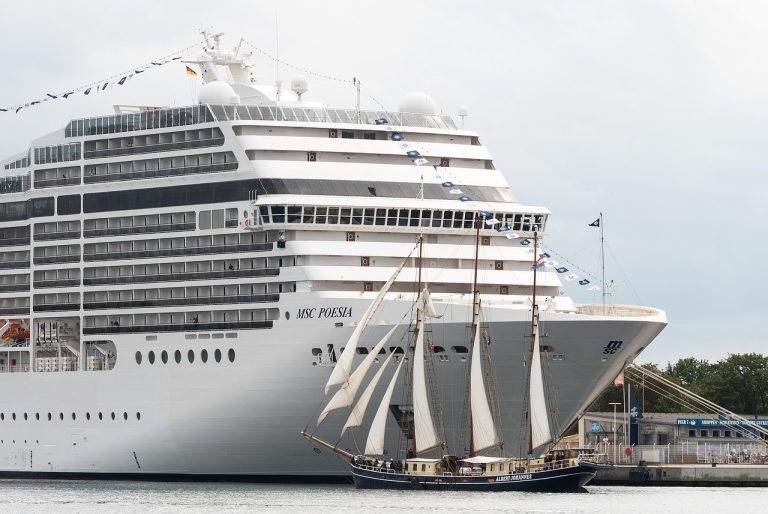 Cruise ship, cruise, vacation — How you can Identify Travel Fraud